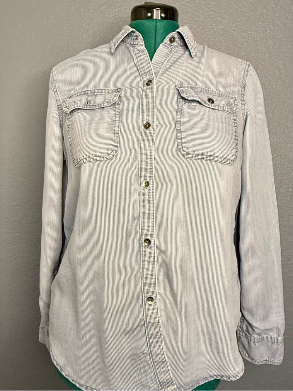 Chaps Chambray Shirt L Blue Button‎ Down Long Sleeve Soft Wash Striped